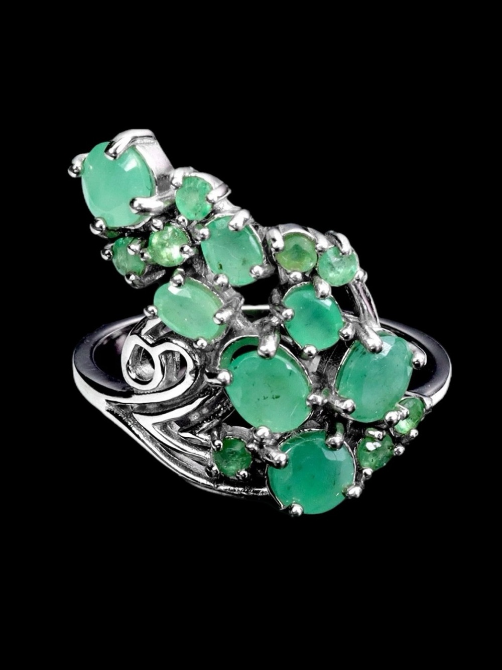 Genuine Emerald Ring, Contemporary Design.
See Video